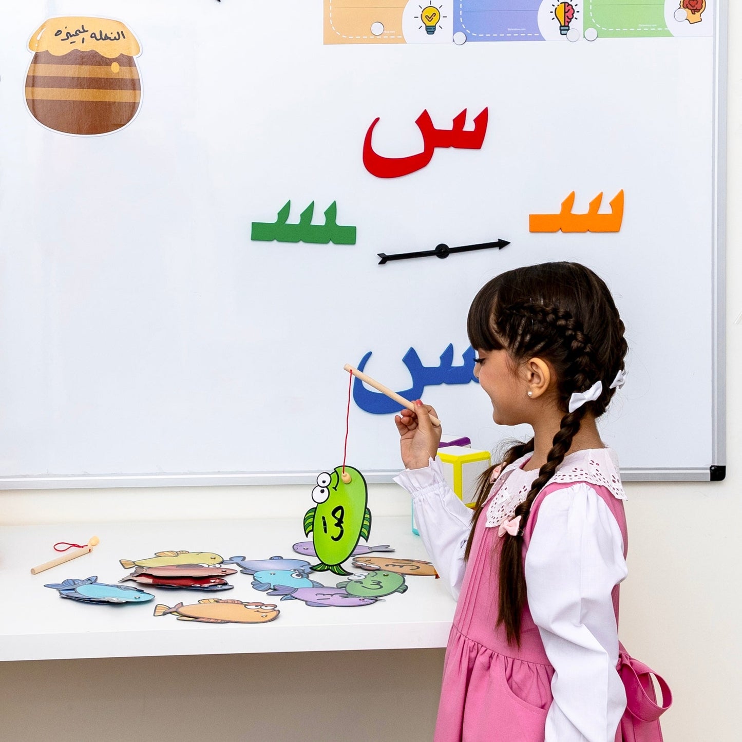 اظرف صيد السمك مع سنارة - صورة توضيحية