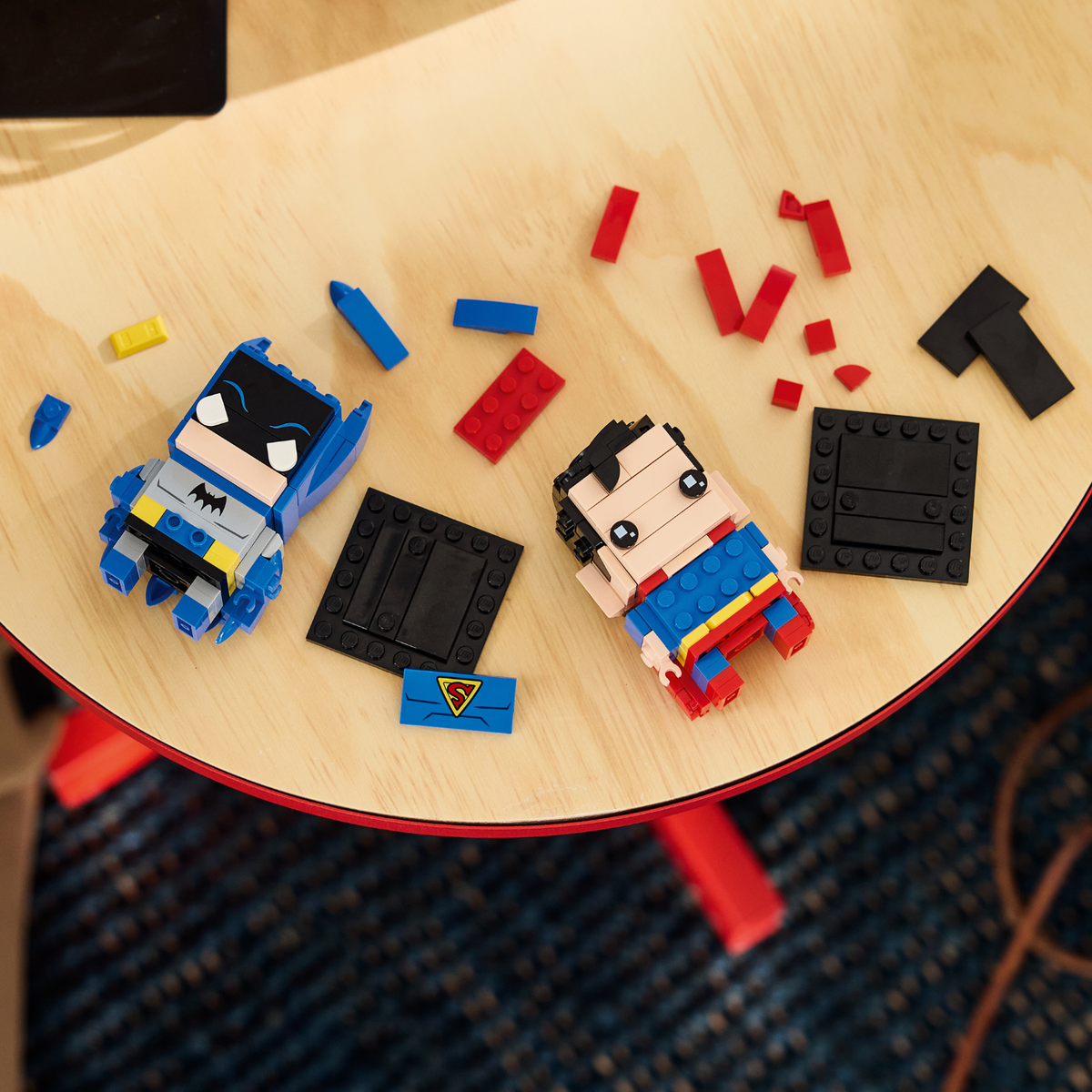 LEGO® BrickHeadz™ Golden Age Superman™ and Batman™ Figures 40859 official gallery – build view